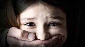 Una foto de archivo de una niña menor de edad maltratada