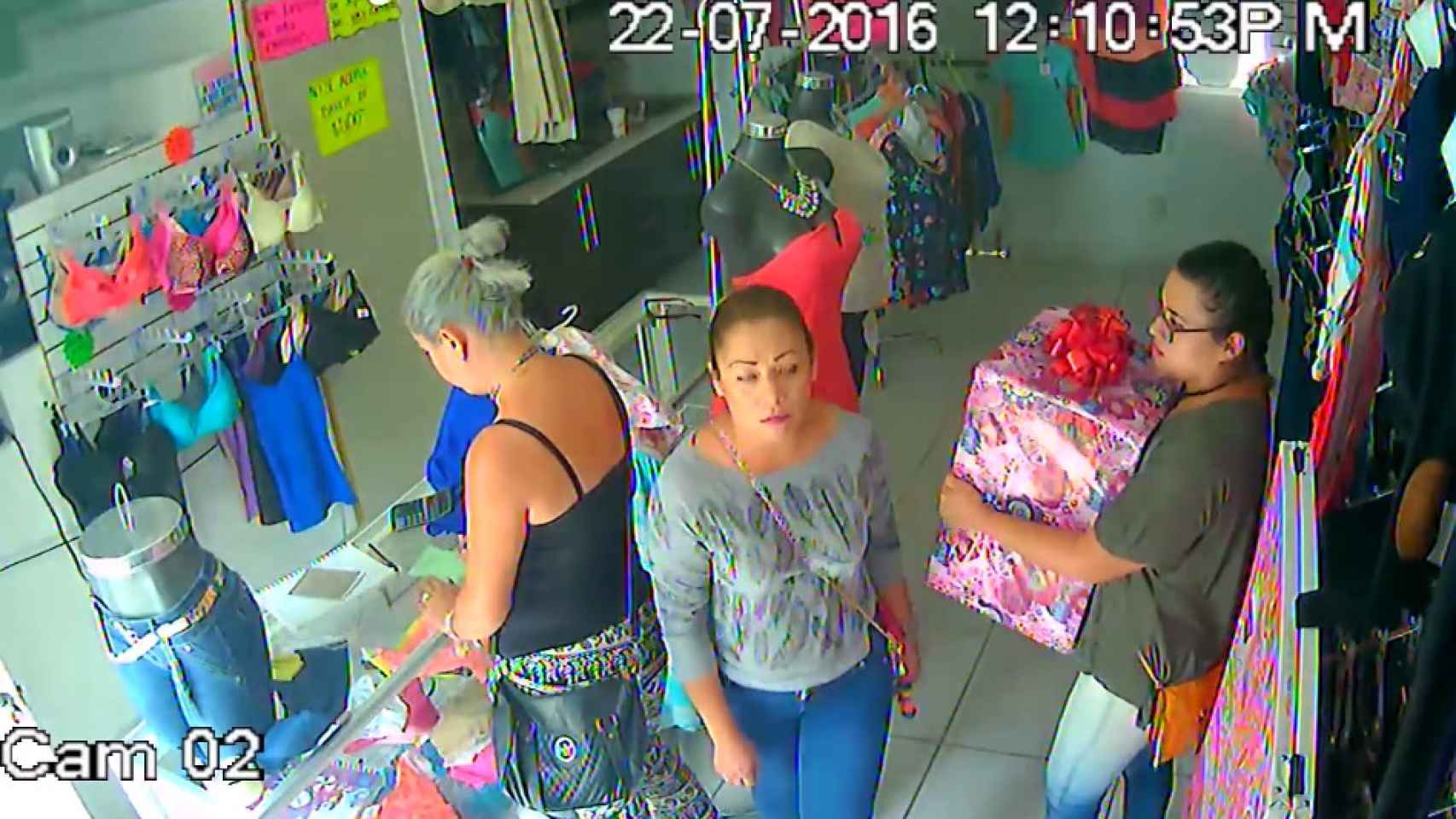 Ladrones robando en una tienda