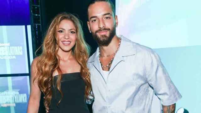 Shakira recibe un premio de las manos de Maluma / REDES