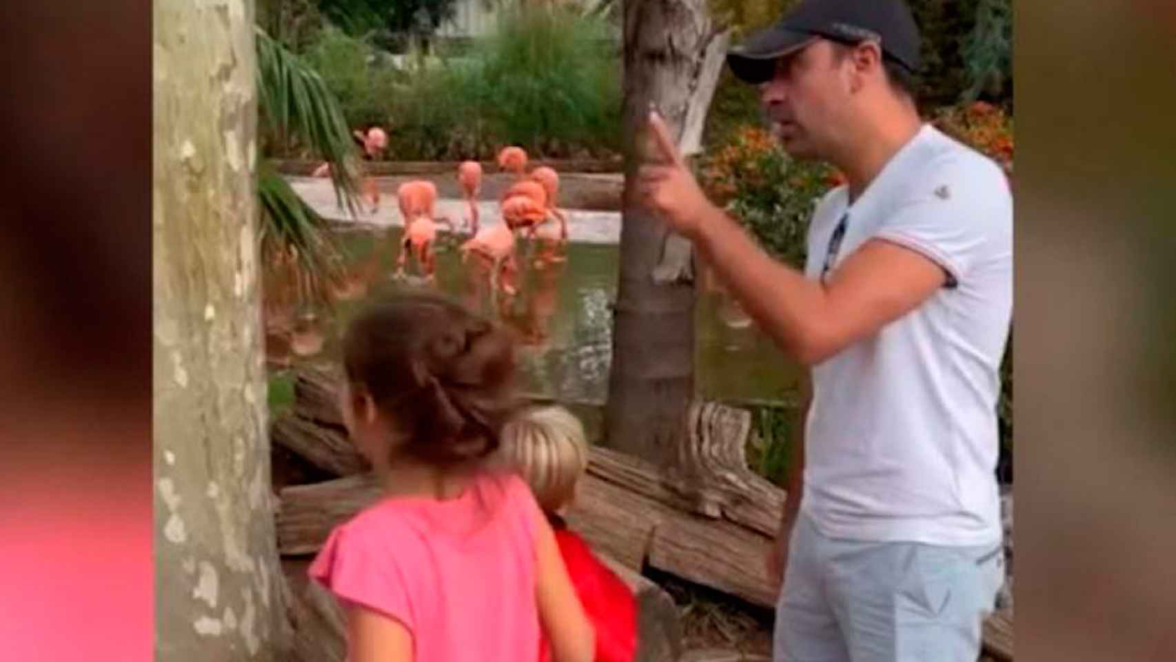Xavi, junto a sus hijos Asia y Dan en el zoo de Barcelona / TWITTER