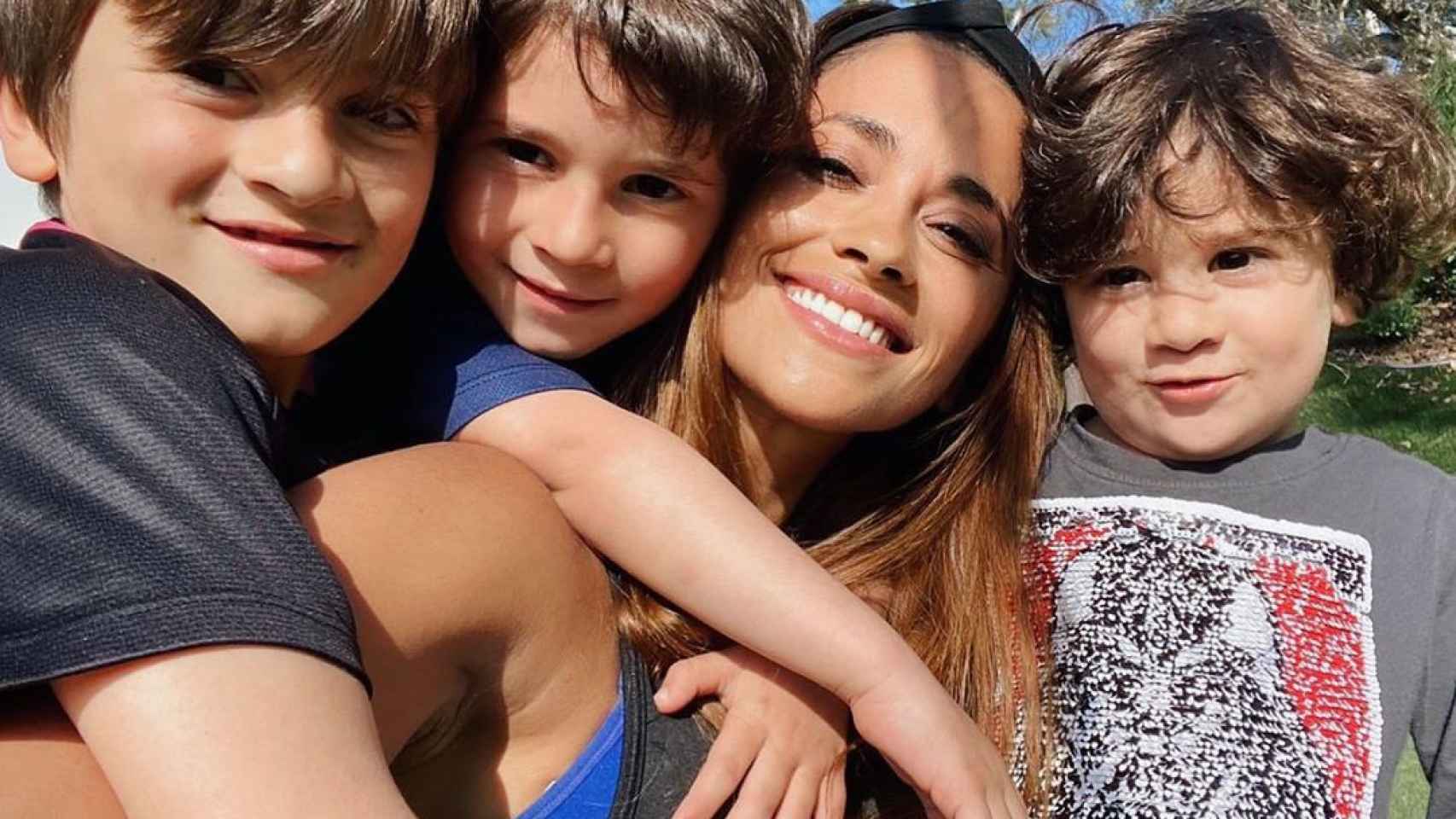 Antonella Roccuzzo con sus tres hijos