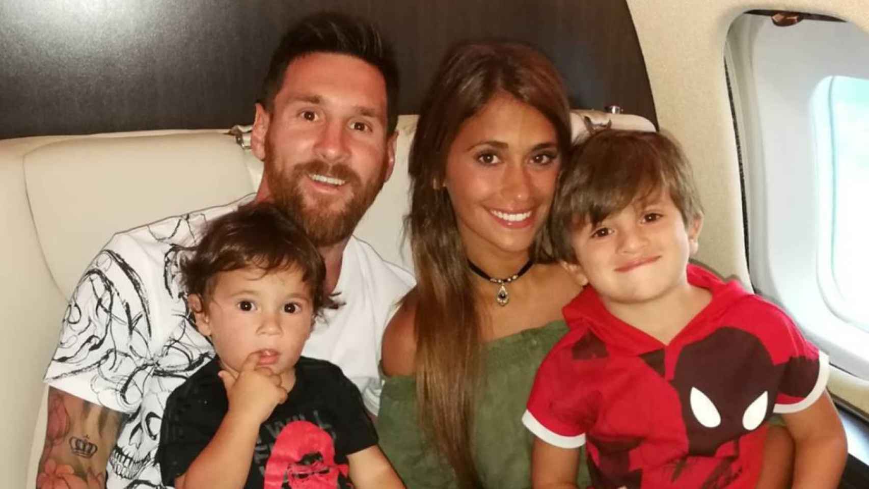 Antonella Roccuzzo y Leo Messi con dos de sus hijos