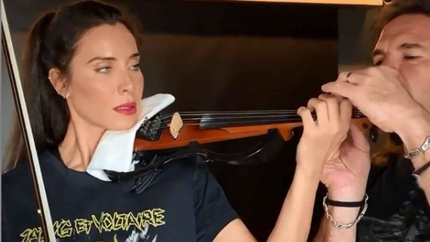 Pilar Rubio practicando con el violín / Twitter