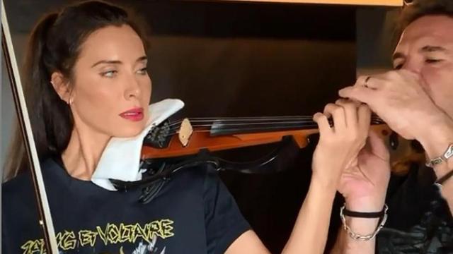 Pilar Rubio practicando con el violín / Twitter