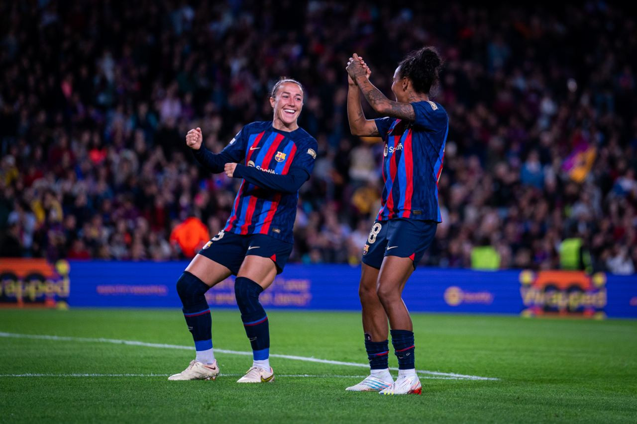 Geyse Ferreyra y Lucy Bronze festejan el primer gol del Barça femenino al Bayern / FCB