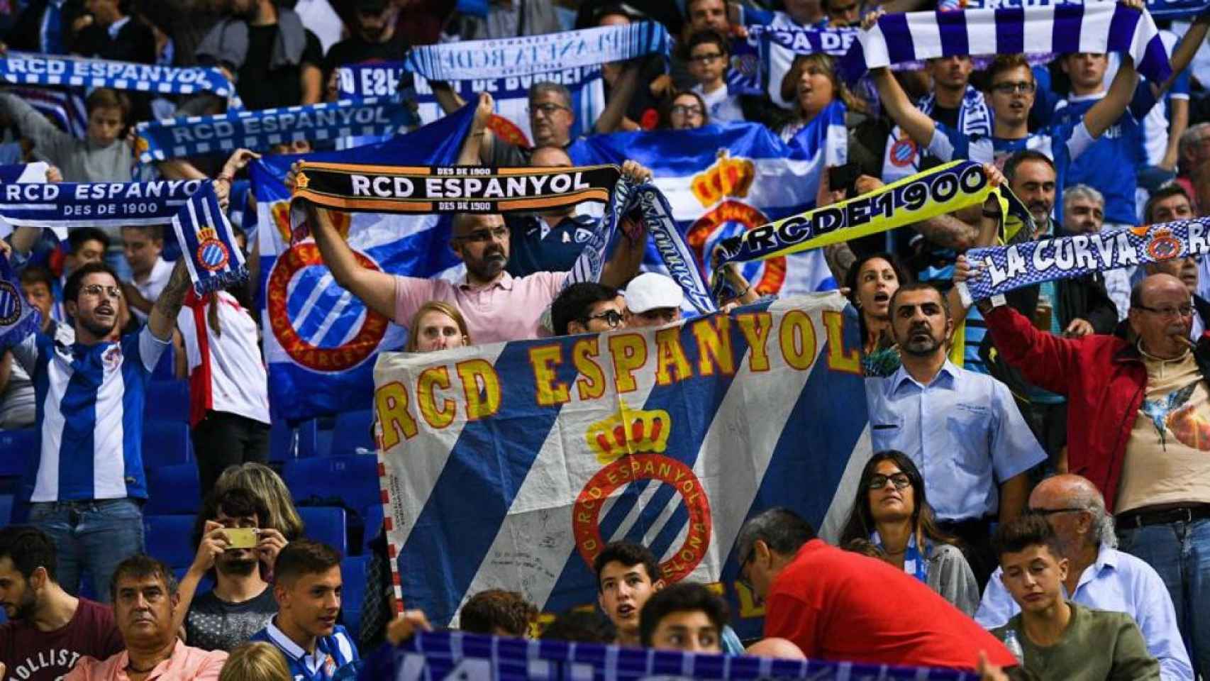 Los aficionados del Espanyol, alentando el equipo perico en un partido / REDES