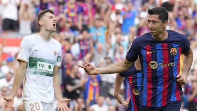 Lewandowski celebra su segundo gol al Elche en el Camp Nou / EFE