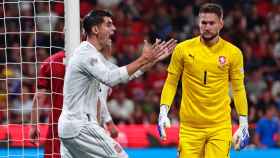 Morata, recrimina a un compañero, durante el partido entre República Checa y España / SeFutbol