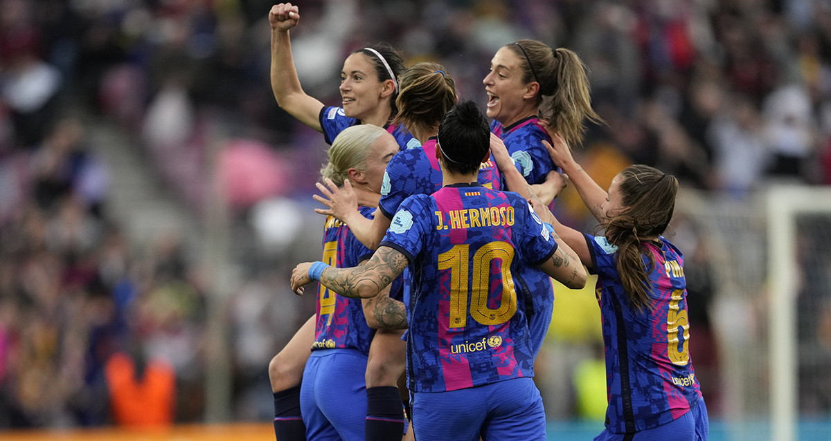 El Barça Femenino celebra la anotación de María Pilar León, contra el Real Madrid en el Camp Nou / EFE