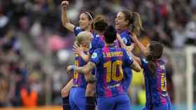 El Barça Femenino celebra la anotación de María Pilar León, contra el Real Madrid en el Camp Nou / EFE