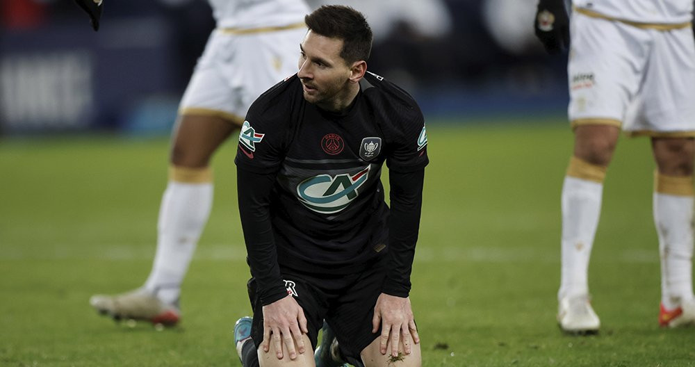 Messi, en el suelo, durante la eliminación del PSG en la Copa de Francia / EFE