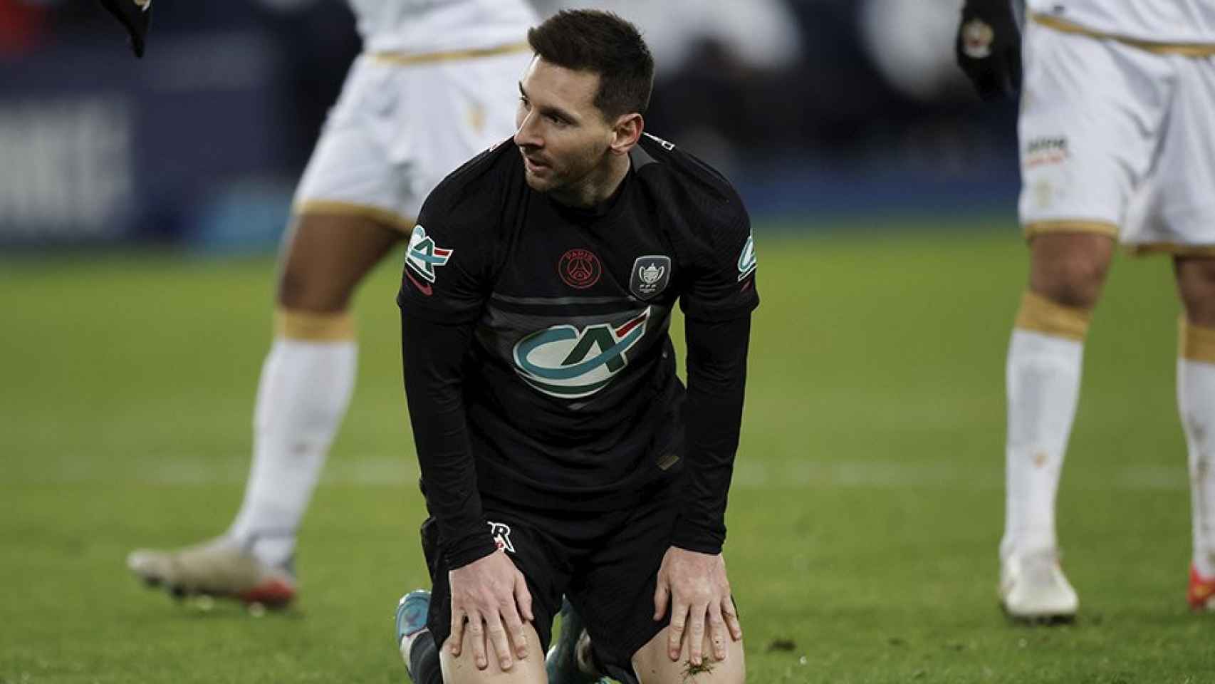 Messi, en el suelo, durante la eliminación del PSG en la Copa de Francia / EFE