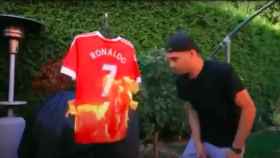 Un aficionado del United quema precipitadamente una camiseta de Cristiano Ronaldo