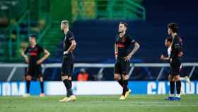 Los jugadores del Atlético lamentan un gol del Leipzig | EFE