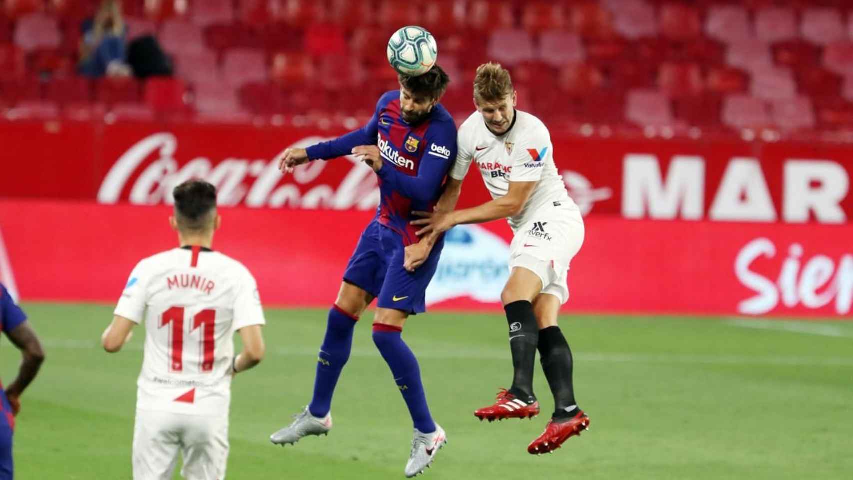 Gerard Piqué luchando con De Jong un balón aéreo en el Sevilla-Barça / FC Barcelona