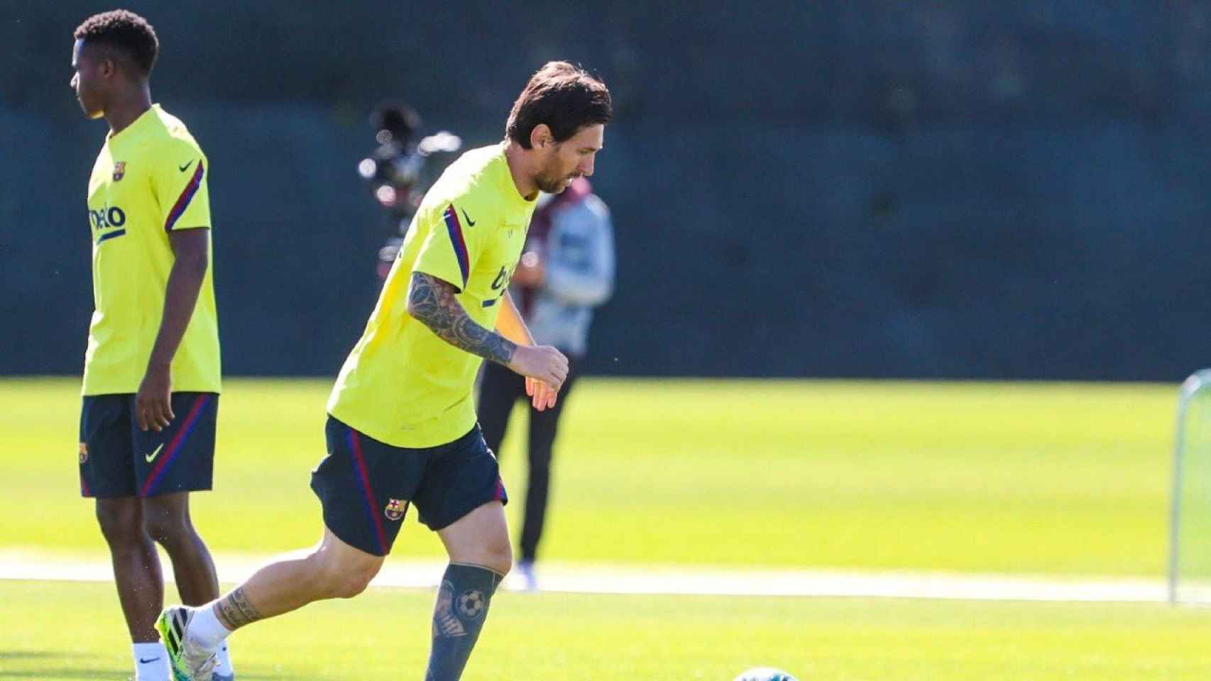 Messi en una sesión de entrenamiento con el Barça / EFE