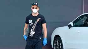 Rakitic, con guantes y mascarilla, llega a la Ciutat Esportiva para pasar el test del coronavirus / FCB
