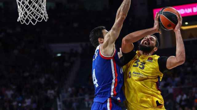 Mirotic en una acción con Dogus Balbay / EFE