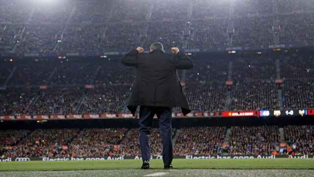 Ernesto Valverde celebrando la victoria contra el Levante en el Camp Nou / EFE