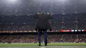 Ernesto Valverde celebrando la victoria contra el Levante en el Camp Nou / EFE