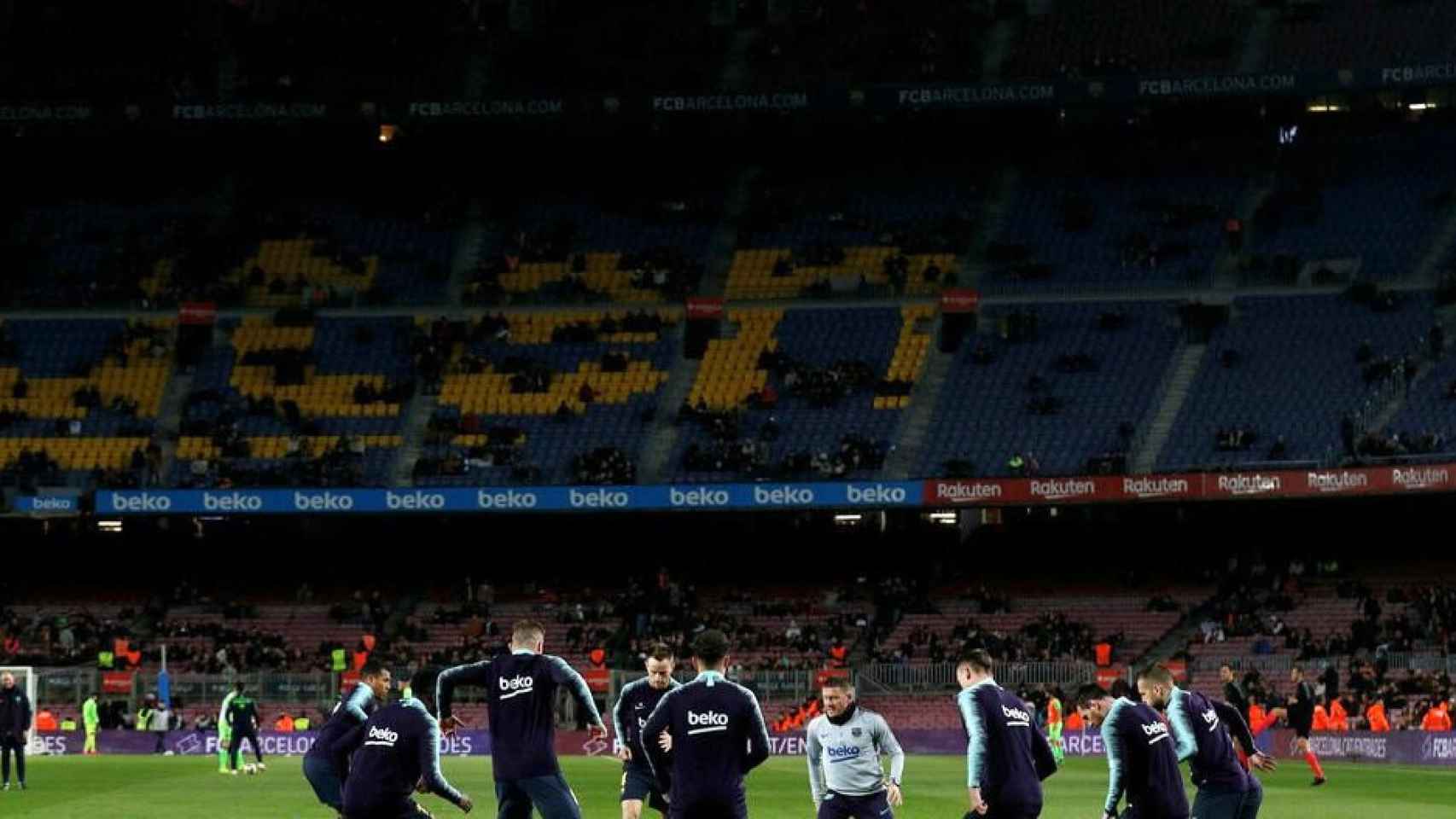 Imagen de un Camp Nou vacío durante el calentamiento previo al Barça-Levante de la vuelta de octavos de la Copa del Rey 2018-19 / EFE