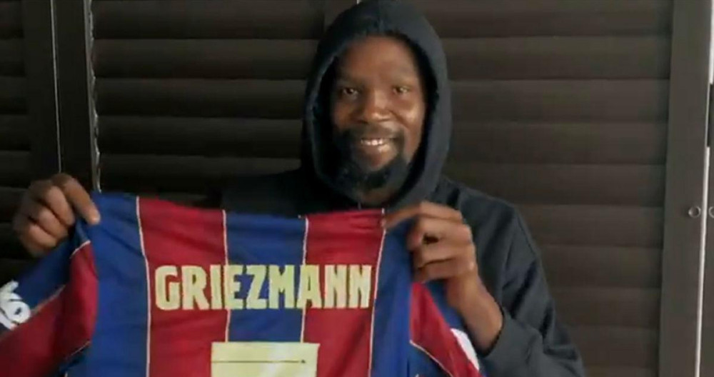 Kevin Durant, posando con la camiseta de Griezmann cuando jugaba en el Barça / REDES