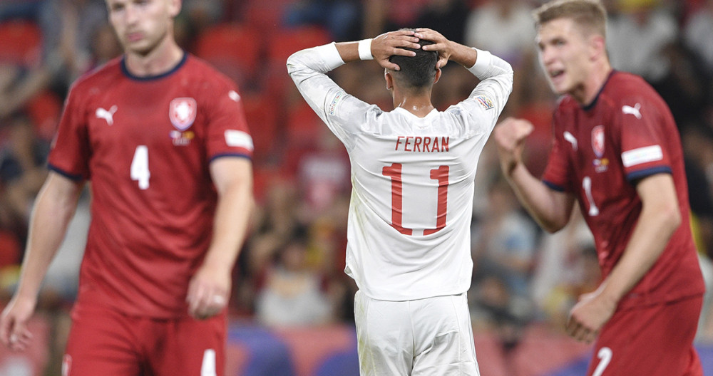 Ferran Torres, con la manos a la cabeza, tras fallar una ocasión contra República Checa / EFE