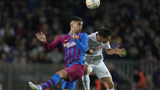 Ferran Torres cabecea un balón durante el Barça Mallorca