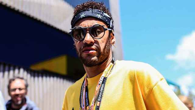 Neymar, con gafas de sol en el GP de España de F1 / EP