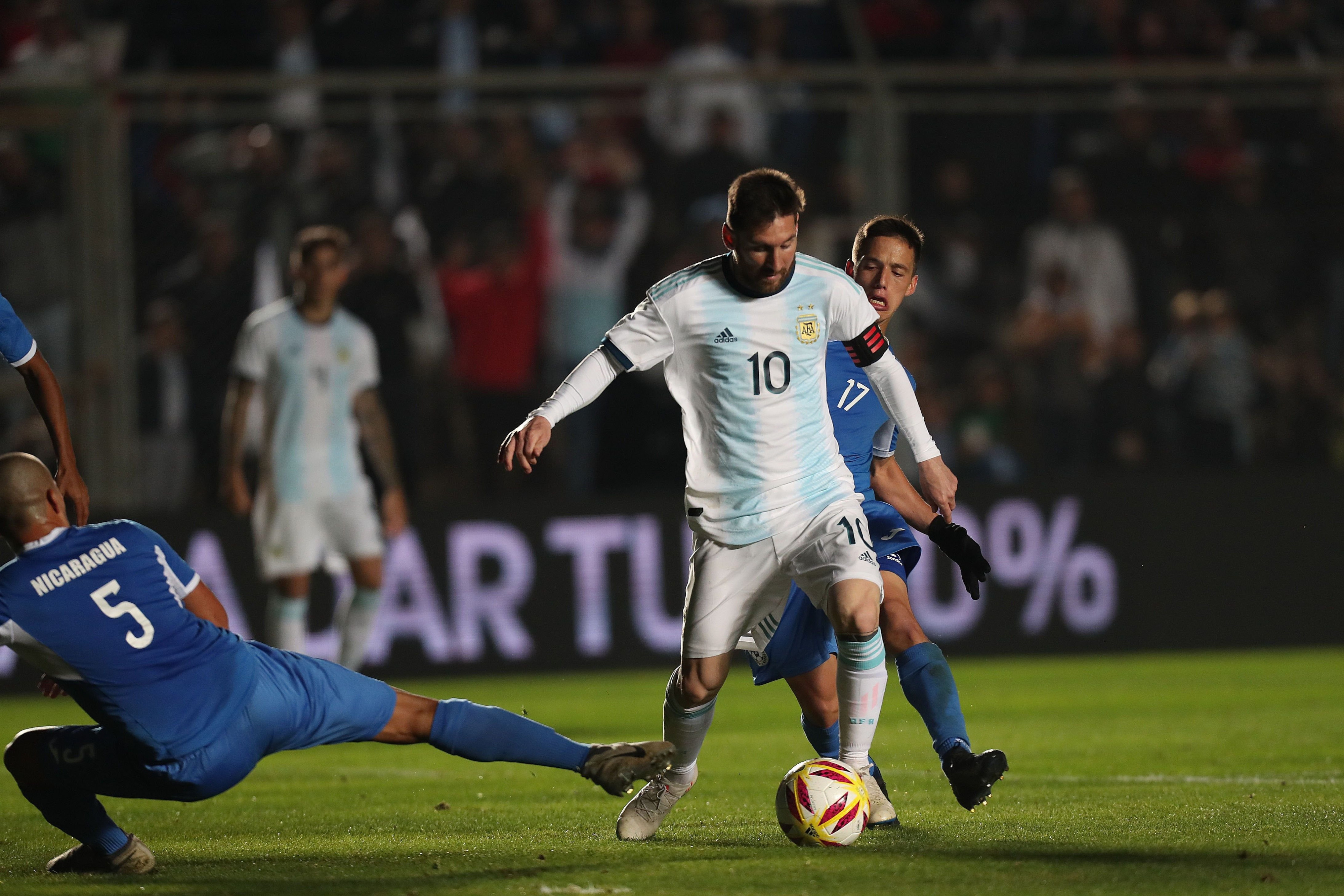 Leo Messi regatea a un rival en el partido frente a Nicaragua / EFE