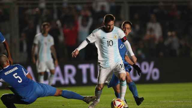 Leo Messi regatea a un rival en el partido frente a Nicaragua / EFE