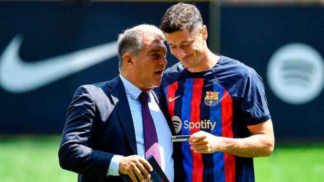 Laporta conversa con Lewandowski, durante la presentación del polaco como jugador del Barça / REDES