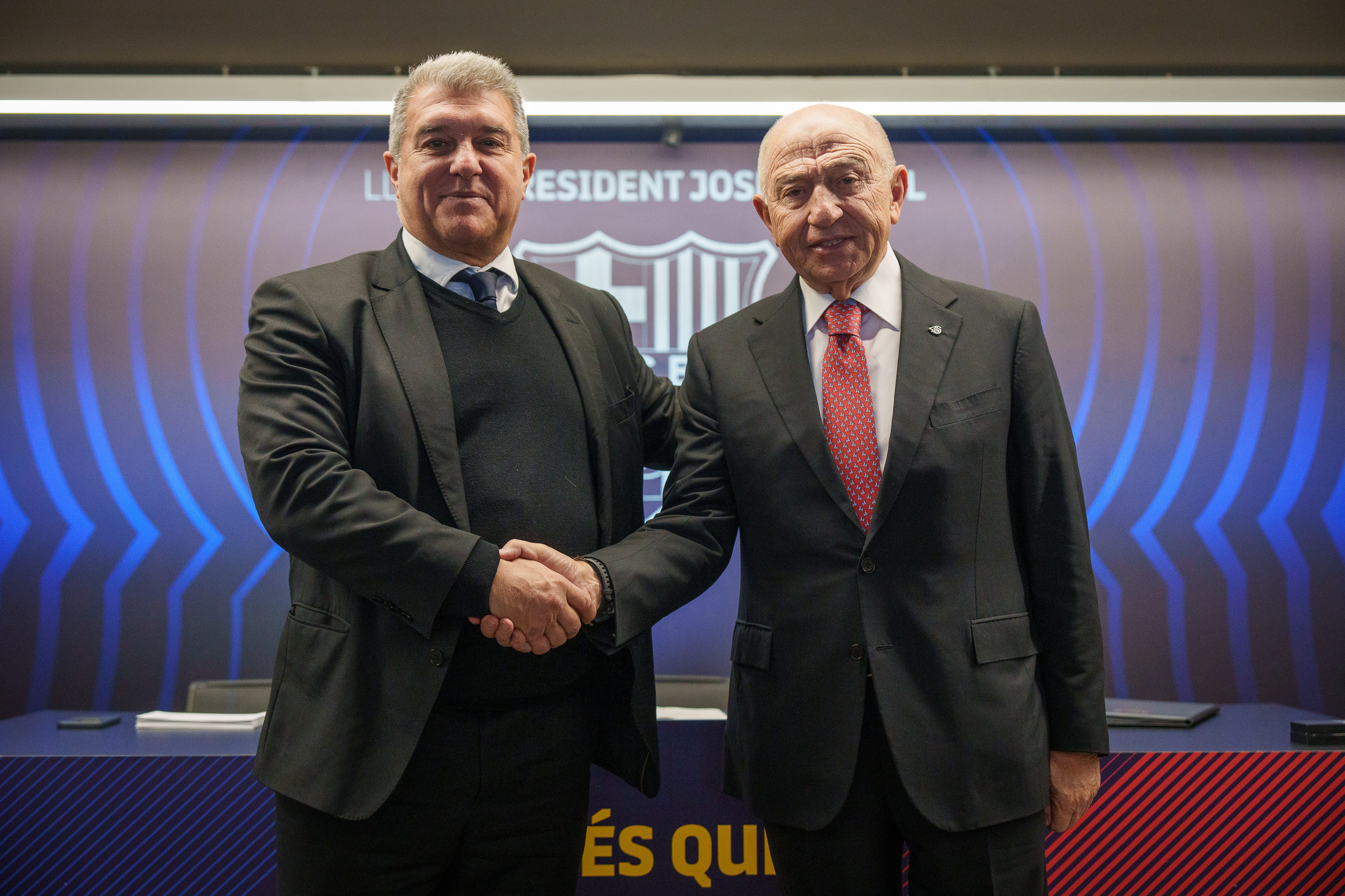 Laporta estrecha la mano de Nihat Özdemir, presidente de Limak Holding / FCB