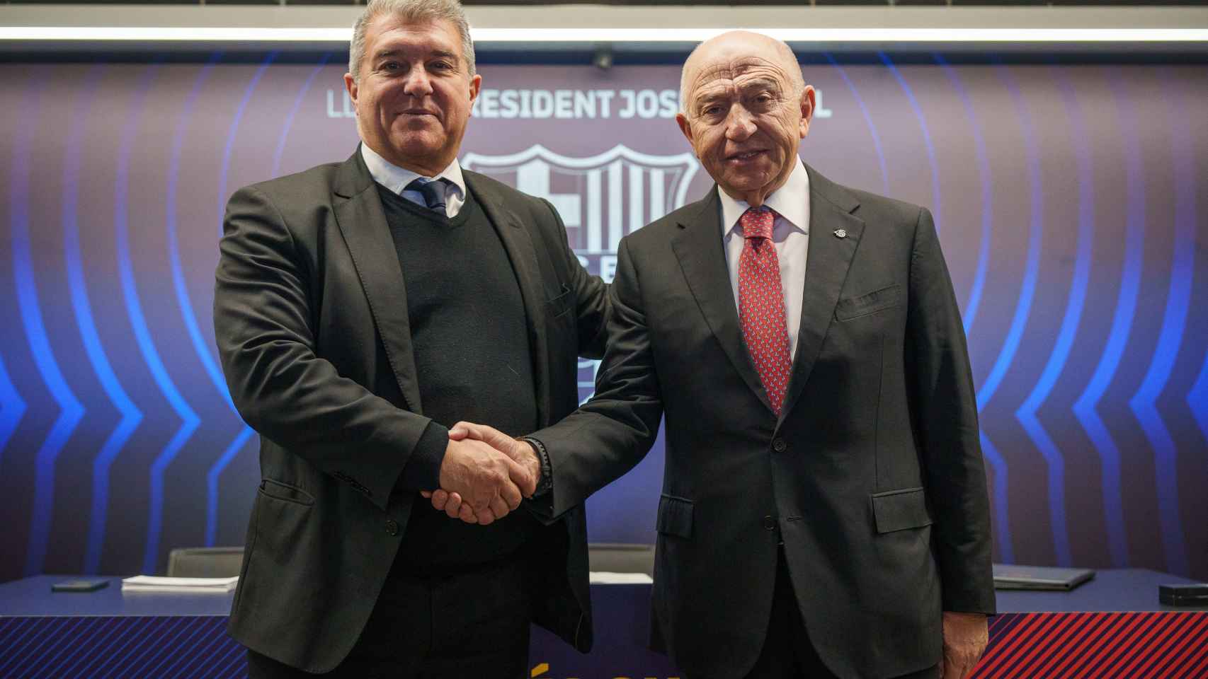 Laporta estrecha la mano de Nihat Özdemir, presidente de Limak Holding