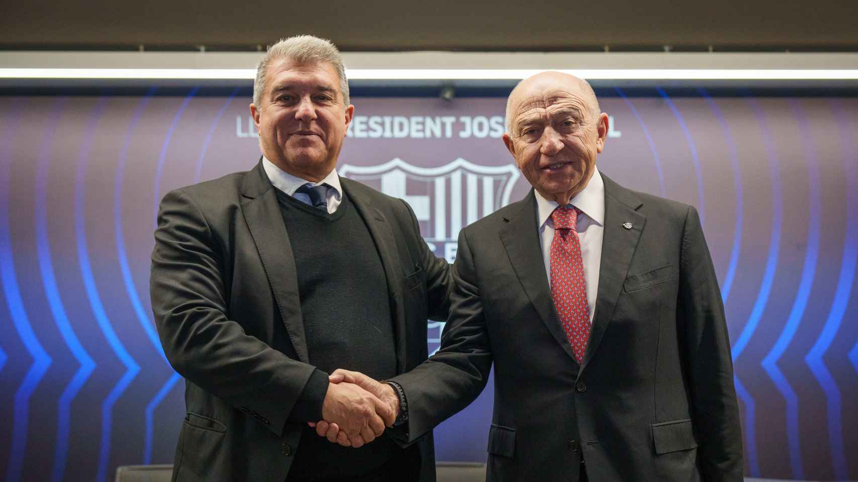 Laporta estrecha la mano de Nihat Özdemir, presidente de Limak Holding / FCB