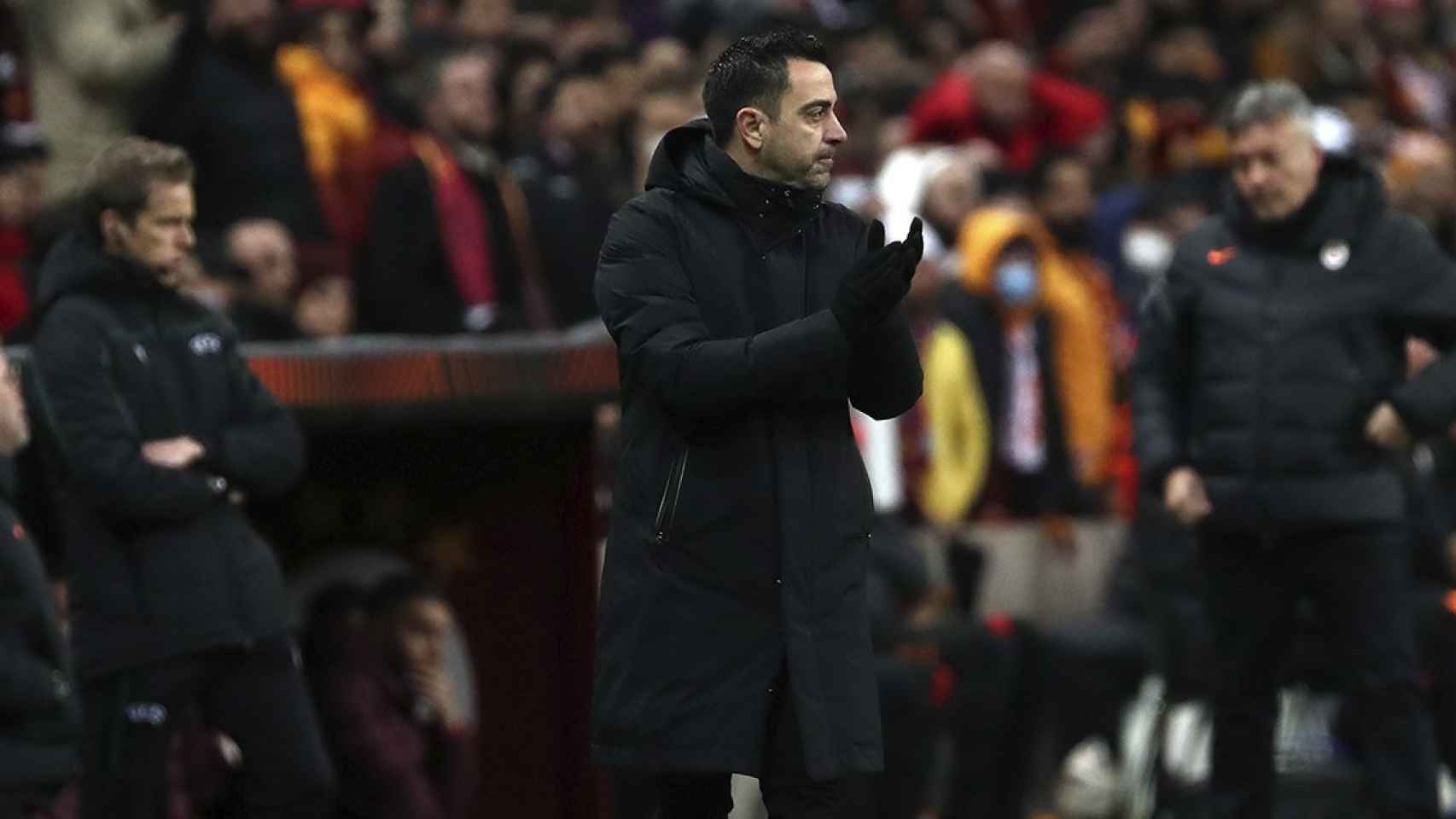 Xavi aplaude el esfuerzo de sus jugadores en el triunfo contra el Galatasaray / EFE