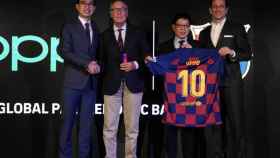Una foto del acuerdo entre Oppo y el Barça con Derek Sun, Belleti y Josep Pont / FCB