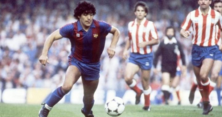 Maradona con la camiseta del Barça en un partido contra el Atlético