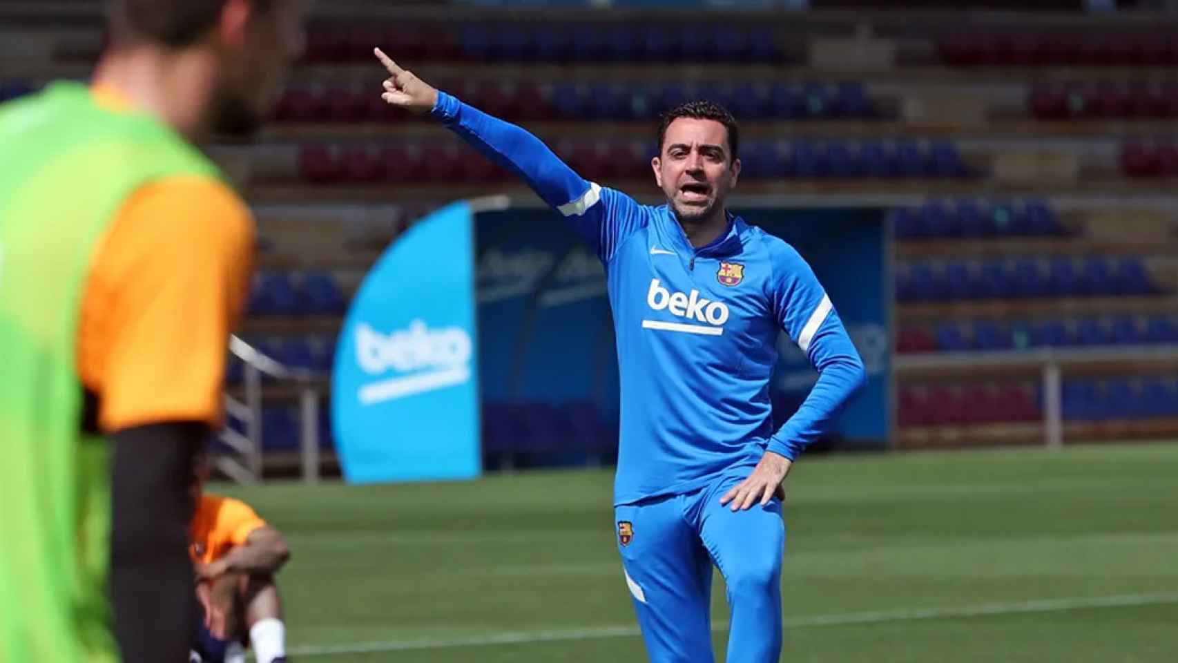 Xavi Hernández, dirigiendo uno de los entrenamientos del Barça / FCB