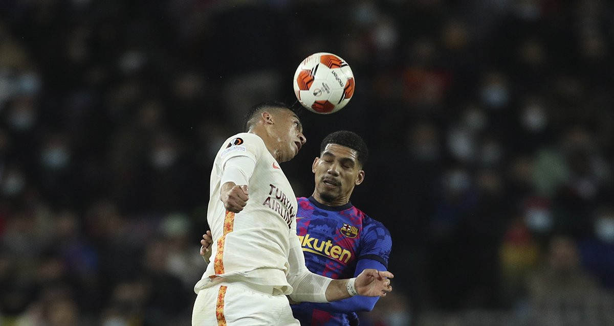 Ronald Araujo, disputando un balón aéreo, en el empate del Barça de Xavi contra el Galatasaray / EFE
