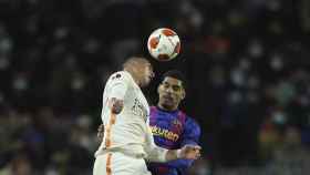 Ronald Araujo, disputando un balón aéreo, en el empate del Barça de Xavi contra el Galatasaray / EFE