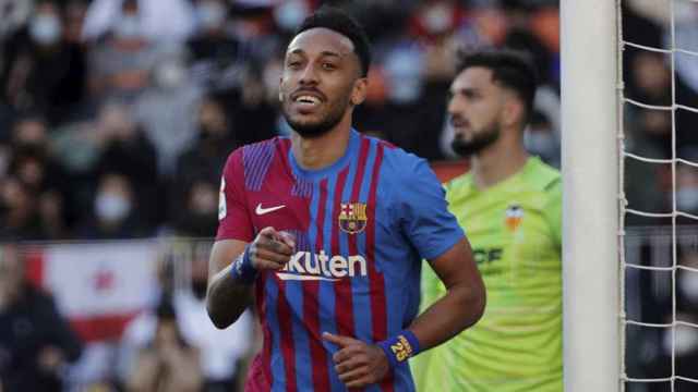 Aubameyang, autor de goles con el Barça, durante la visita al feudo del Valencia CF / EFE