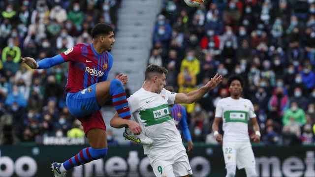 Ronald Araujo, durante un lance del Elche-Barça disputado en el Martínez Valero / EFE