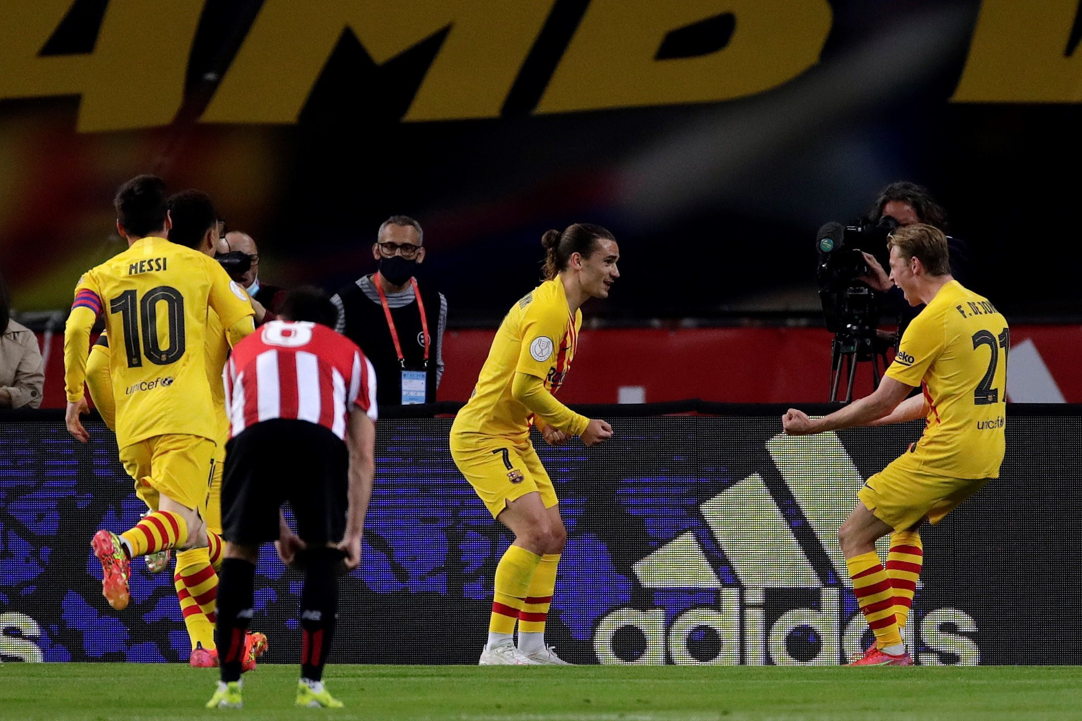 De Jong celebrando el gol con Griezmann y Messi / EFE