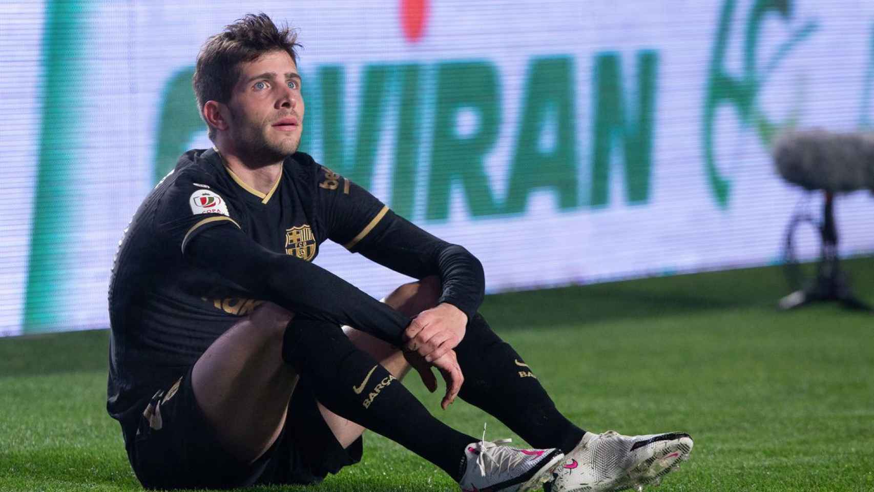 Sergi Roberto, tras caer lesionado contra el Granada | EFE