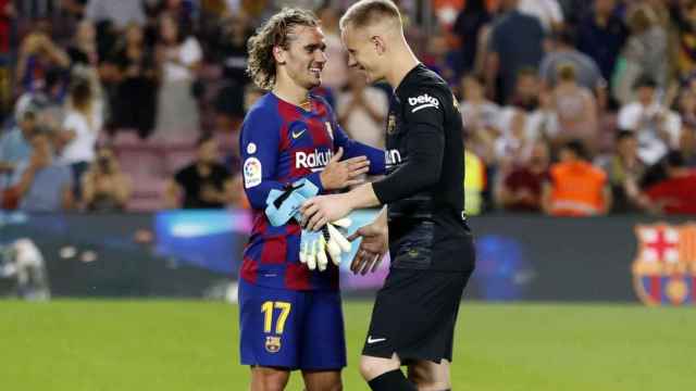 Griezmann y Ter Stegen se saludan tras un partido | FCB