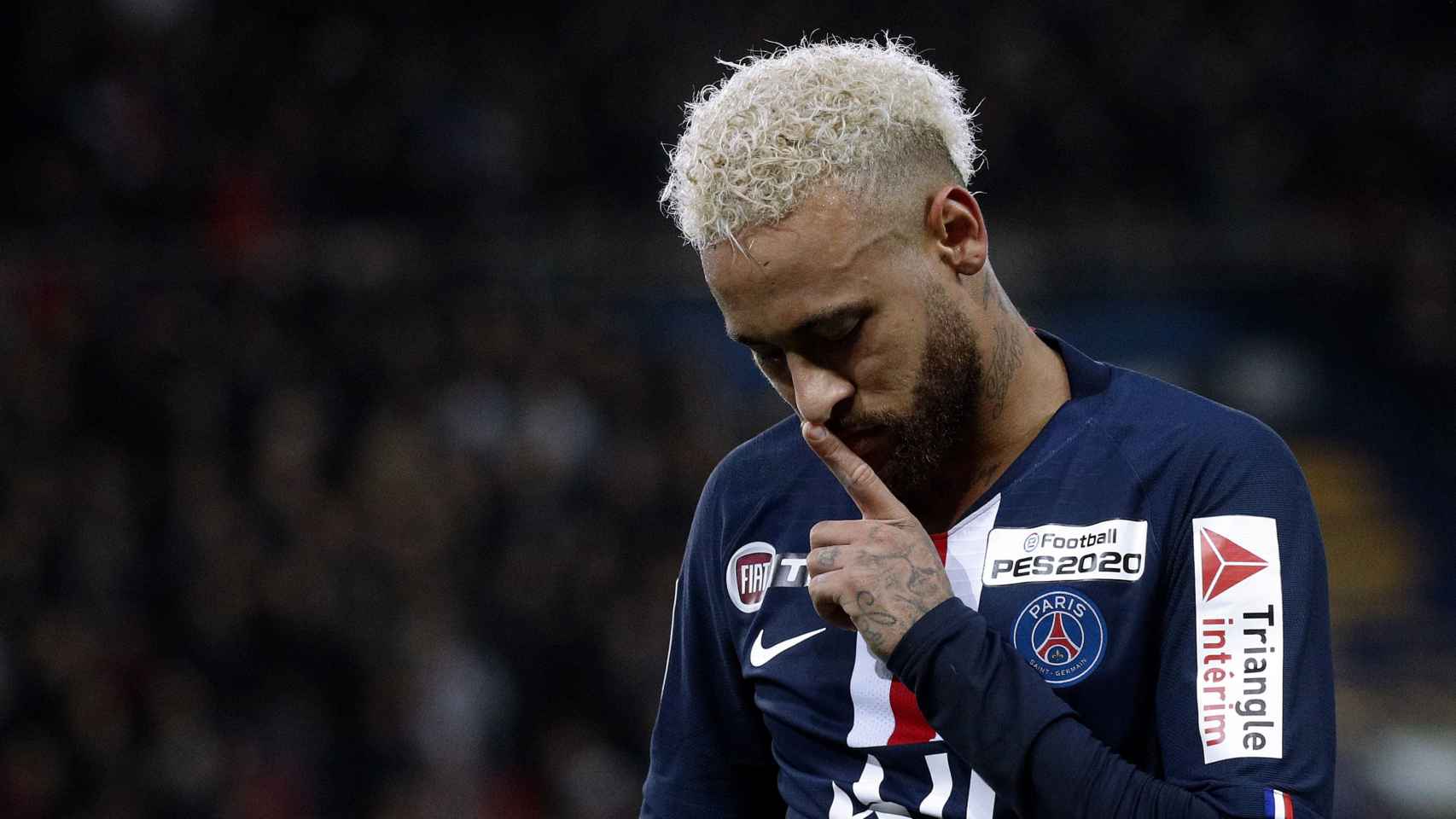 Neymar Junior haciendo un gesto a la afición / EFE
