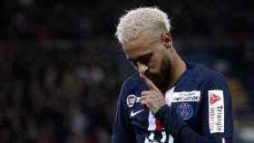 Neymar Junior haciendo un gesto a la afición / EFE