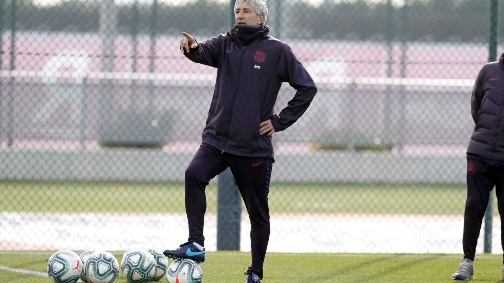 Quique Setién dirigiendo un entrenamiento del FC Barcelona / FC Barcelona