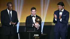 Messi, al recibir de Kaká su Balón de Oro en 2012 | EFE